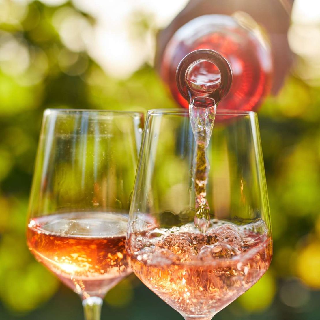 Fotografía de copas de vino rosado